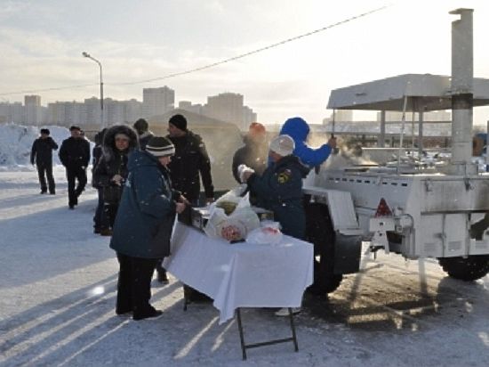 Циклон, который только заходит в Центральную Россию, но уже привел к заметному похолоданию, липецкие спасатели решили встречать кашей. 