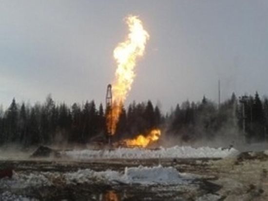 В Курманаевском районе загорелась газо-нефтяная скважина