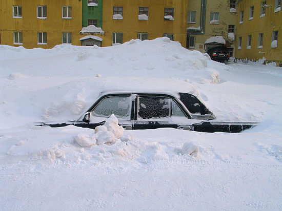 Автомобили горожан мешают уборке Ижевска от снега
