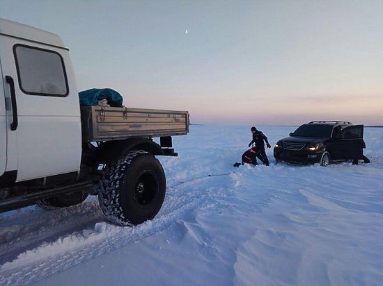 В Якутии автомашины попали в снежный плен