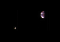 Американское аэрокосмическое агентство NASA представило изображение Земли и Луны, полученное автоматической межпланетной станцией Mars Reconnaissance Orbiter