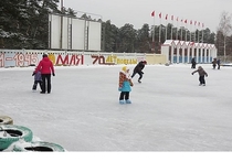 В праздничные дни в Серпухове работает множество мест, где можно покататься на коньках. Катки залиты на стадионах и в парках, где работает прокат. Коробки залиты во дворах. Несмотря на рождественские морозы, горожане и гости города с удовольствием катаются на коньках.


	Стадион «Труд» (проезд Мишина, 12В)
	Стадион «Старт» (Калинина улица)
	Стадион«Спартак» (улица Ленинского Комсомола, 89)
	Парк имени Олега Степанова с прокатом коньков во дворце «Центральный» с 10