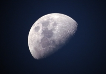 На сегодняшний день наиболее популярная версия происхождения Луны подразумевает, что в далёком прошлом спутник «откололся» от Земли после её столкновения с другим массивным объектом