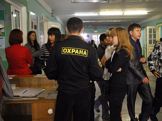 Кемеровские власти отказались от оплаты охраны детей в школах 