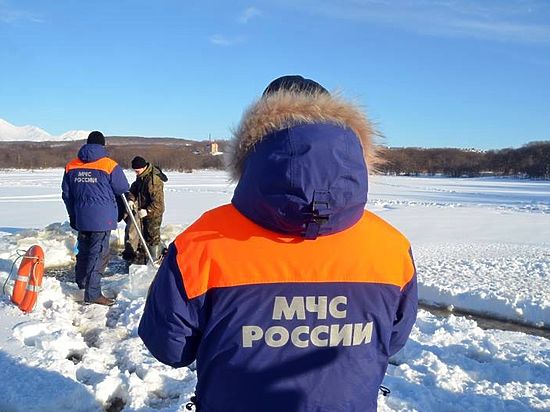 Спасатели ищут провалившихся на тракторе под лед рабочих 