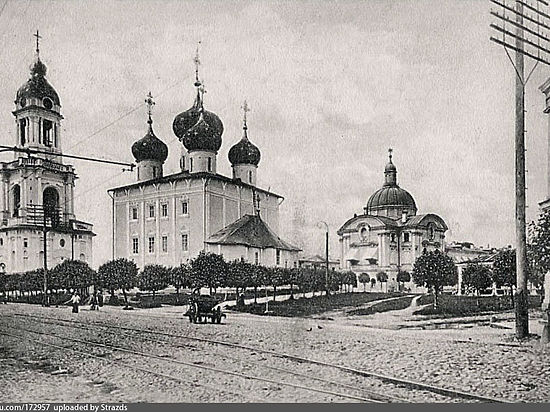 Одни считают – церковь закрывает Тверской Императорский дворец - памятник архитектуры XVIII века. 