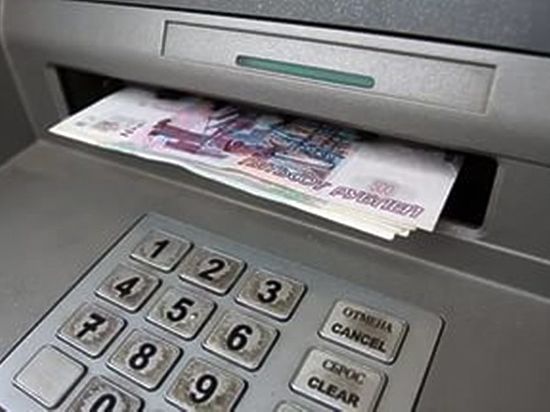 В Бузулуке мужчина  забрал чужие деньги из банкомата  