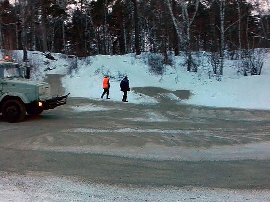 В Иркутске под машину попал катавшийся на лесной дороге школьник