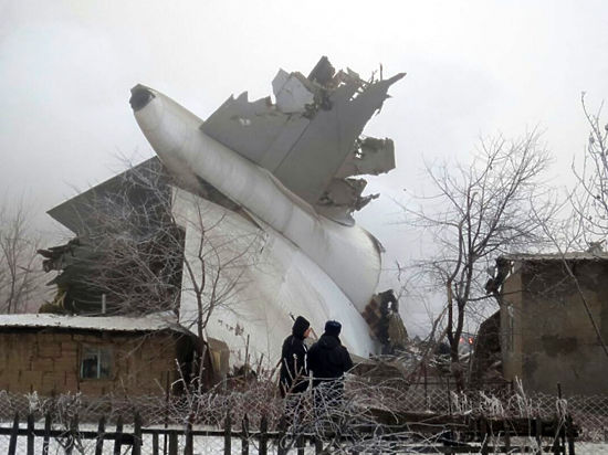 Число жертв падения турецкого самолета на киргизский поселок превысило 30 человек