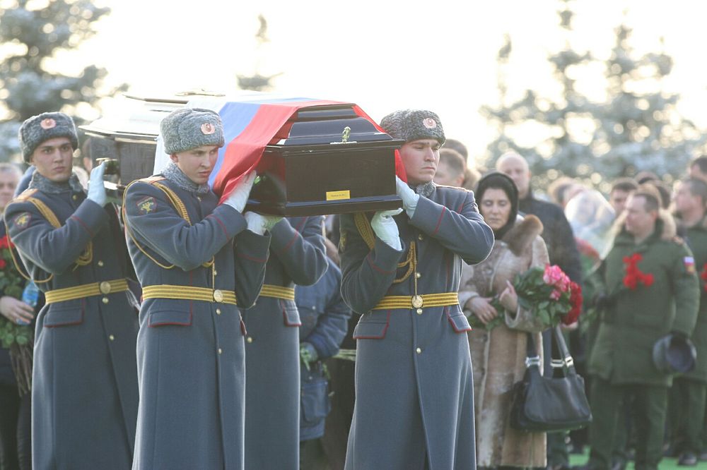 Артистов ансамбля Александрова, погибших на Ту-154, похоронили с военными почестями