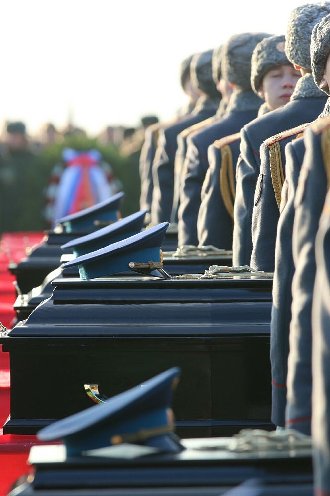 Артистов ансамбля Александрова, погибших на Ту-154, похоронили с военными почестями