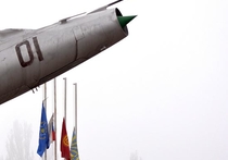 На авиабазе приспущены флаги России, Кыргызстана, а также ОДКБ и ВВС