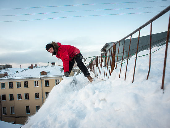 В Ижевске из-за упавшего с крыши снега пострадала женщина
