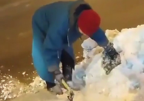 Пользователи «ВКонтакте» из Уфы запечатлели на видео пожилую женщину, топором пробивающую ледяные заносы для того, чтобы перейти через дорогу