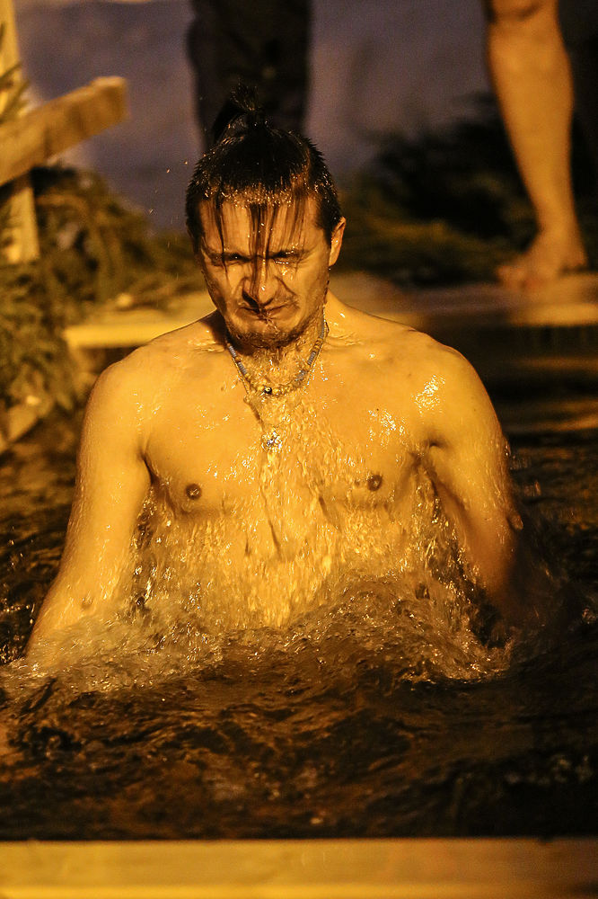 "Уххх!": на Крещение тысячи москвичей смело искупались в проруби
