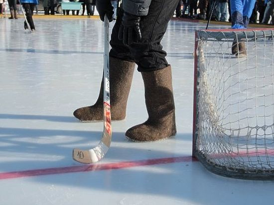 Омские чиновники обыграли священнослужителей в хоккей в валенках