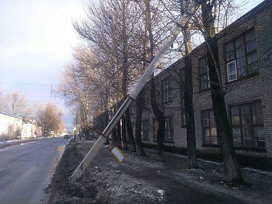 На Запсковье сбитый столб повис на линии электропередач