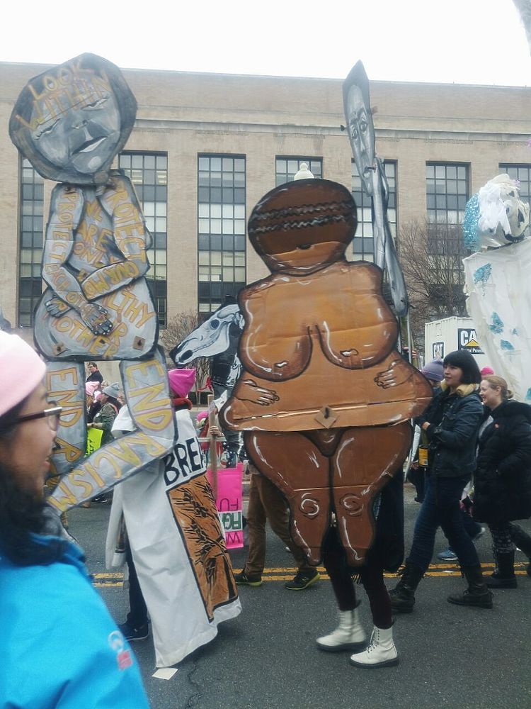 Сотни тысяч возмущенных защитников женщин прошли маршем против Трампа