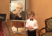 Боря Ефремов, мальчик 5-6 лет, при параде (белая рубашечка, бабочка, черные брючки под ремень), поднимается по мраморной лестнице «Геликон-оперы»