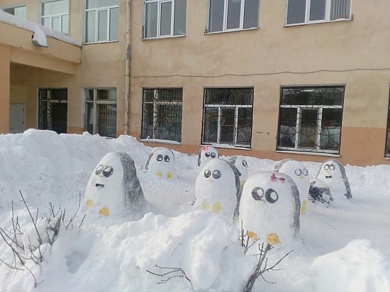 Творческий дворник из Удмуртии с детьми и их родителями создали городок из снежных фигур