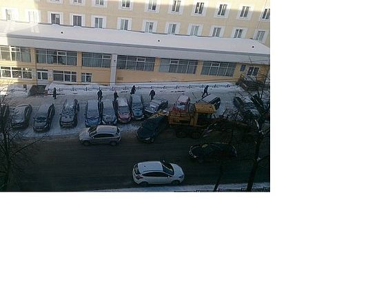 Трактор наехал на 5 автомобилей на улице Бородина в Ижевске