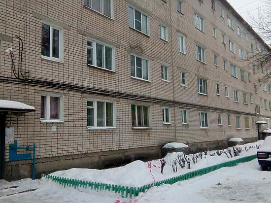 Просевший жилой дом в Дзержинске продолжает разрушаться
