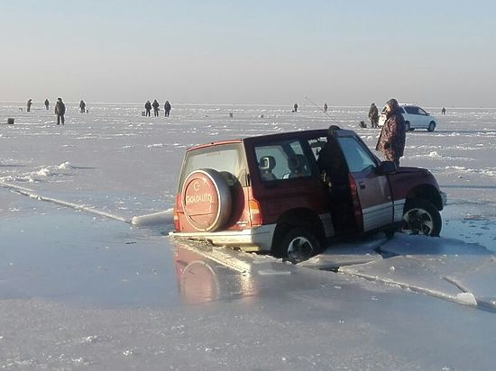 Приморские автомобилисты продолжают испытывать судьбу на льду