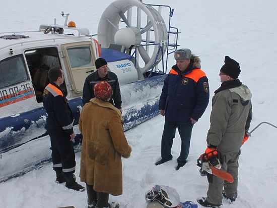 Карельских рыбаков, застрявших на льдине, спасли