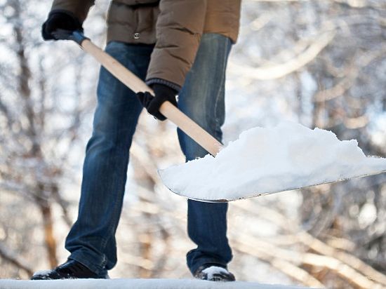 Не дождавшись помощи от властей города, жители Майской горки сами начали убирать снег