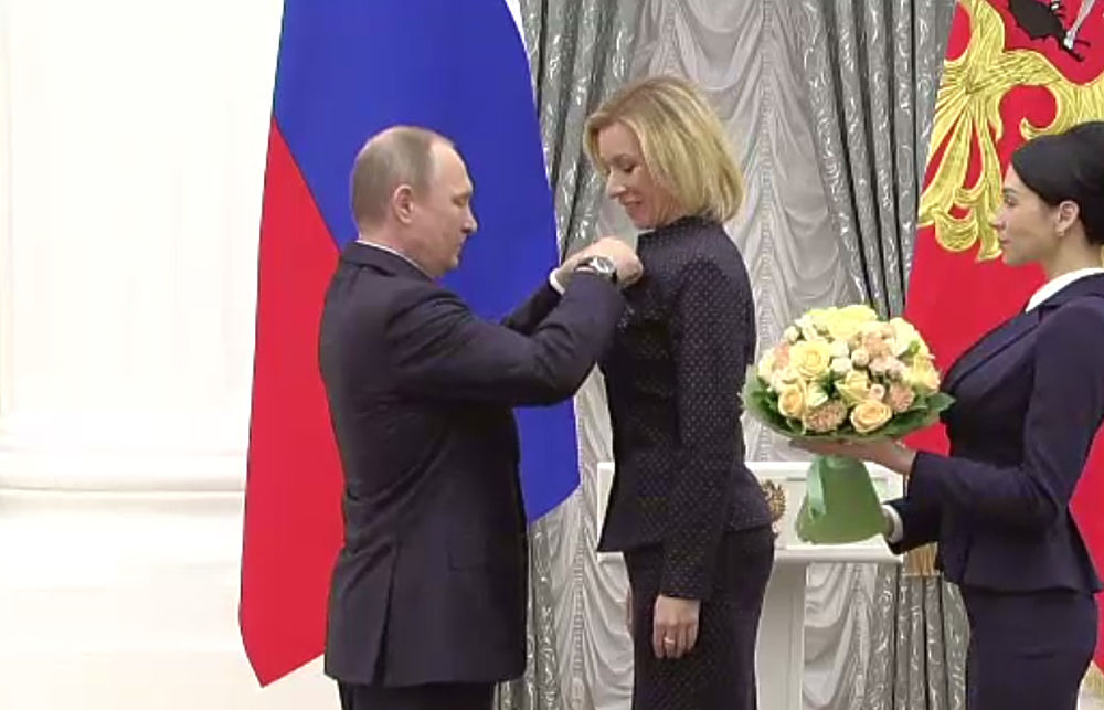 Кремлевская красота: Путин вручил госнаграды Марии Захаровой и певице Заре