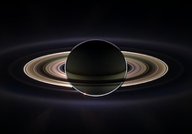 Американское аэрокосмическое агентство NASA опубликовало сделанные с рекордно малого расстояния и, как следствие, наиболее детальные снимки крупнейших колец Сатурна