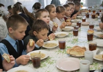 Новый изощренный способ экономии на бедных изобрели в правительстве Иркутской области, вознамерившись пересчитать по головам детей, которые получают бесплатное питание в школах, чтобы решительно уменьшить количество ребят, имеющих право на такую льготу