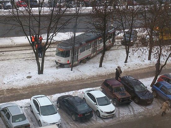 Трамвай в Твери сошёл с рельсов и чуть не собрал в кучу автомобили