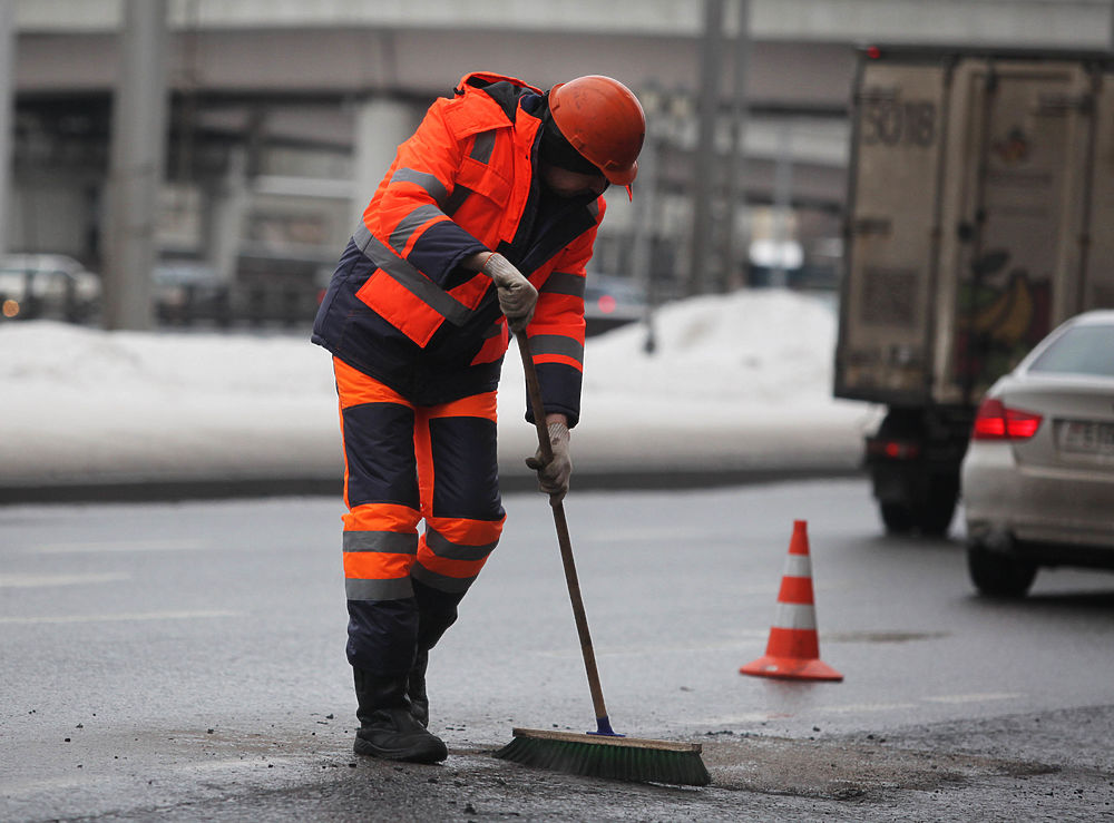 В Москве дорожные ямы можно заделывать даже зимой