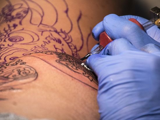 Врачи начали отказывать в "эпидуралке" роженицам с татуировкой на пояснице