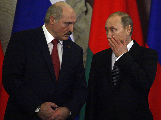 По его словам, власти РФ пытаются взять Белоруссию за горло