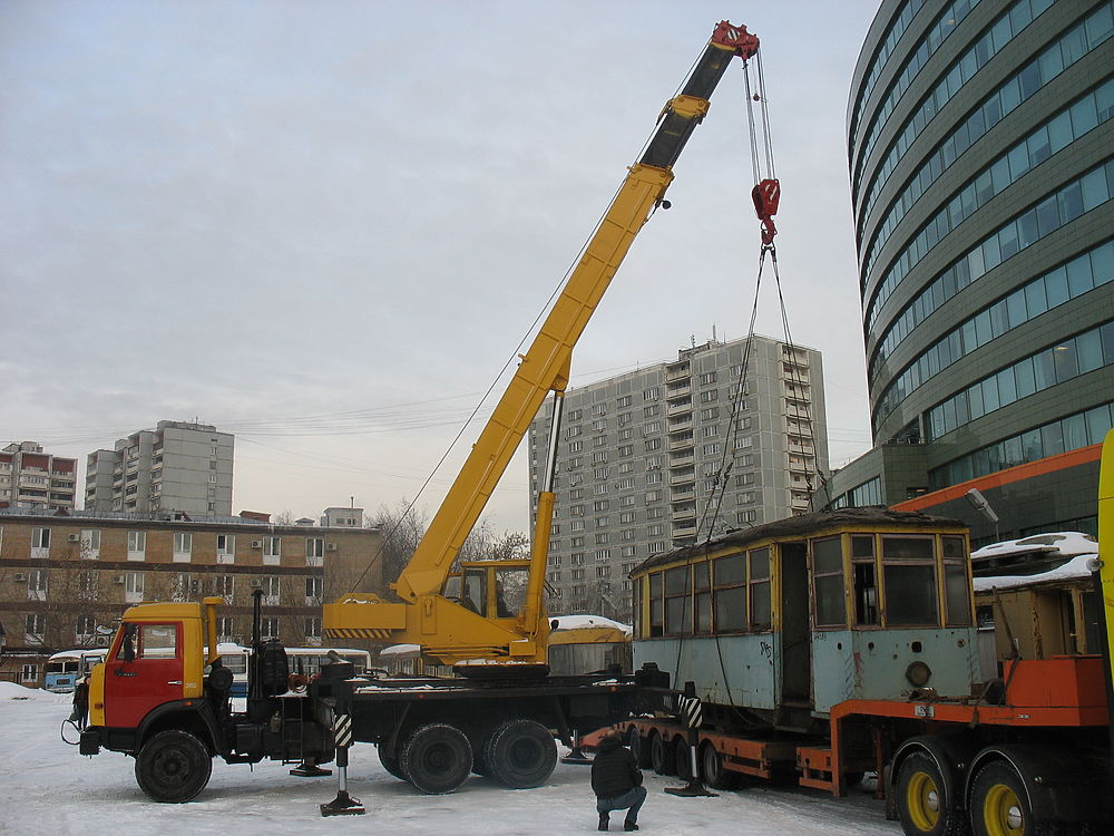 Уникальный ретро-трамвай из блокадного Ленинграда привезли в Москву