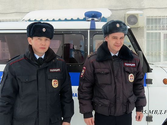 Двое участковых спасли семью из пожара в Саргатском районе Омской области