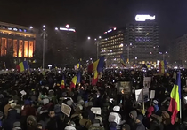 В Бухаресте около 300 тысяч демонстрантов вышли на улицы, чтобы выразить возмущение законом, ослабляющем преследование коррупционеров