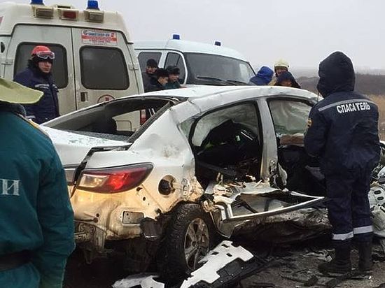 Под Ростовом в ДТП с участием трех авто один погиб, пятеро пострадали