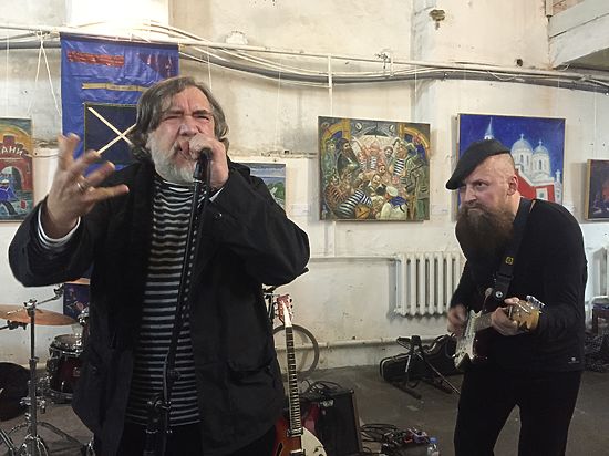 «Митьки» спасаются от потопов в палатке и выставляют там картины «Митьки» спасаются от потопов в палатке и выставляют там картины