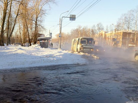Блокада Ленинградского: рванувший водопровод на Ленинградском проспекте продолжает блокировать движение