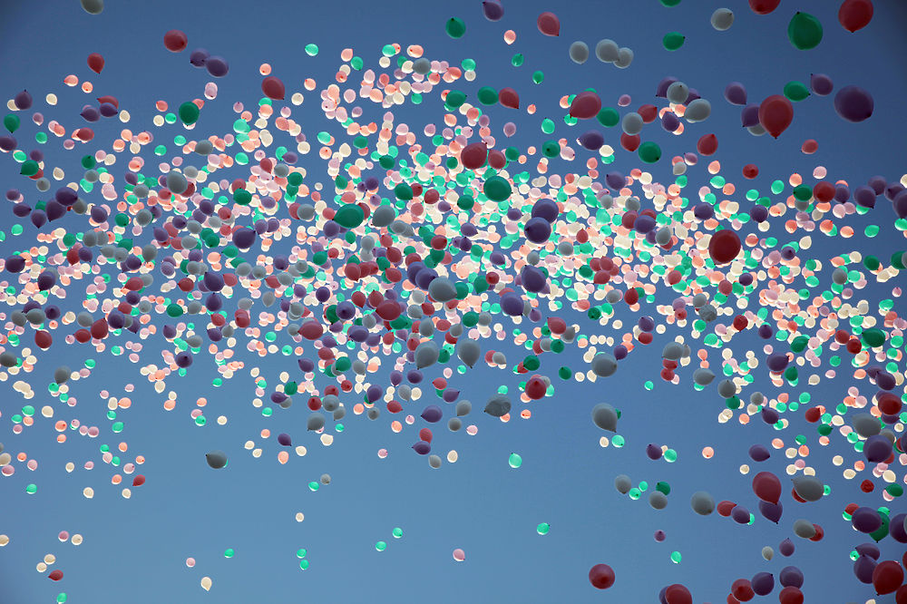 Отмечая рождение дочери, москвич выпустил в небо 20 тысяч шаров