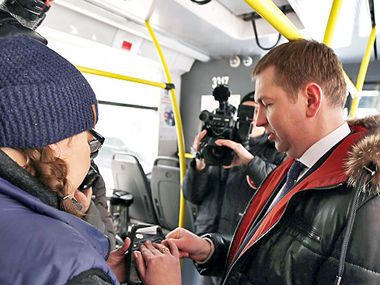В Новосибирске запустили пилотный проект по оплате проезда на наземном транспорте банковскими картами с бесконтактной технологией
