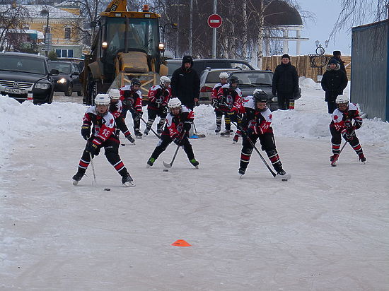 В Петрозаводске хоккеисты вышли против фигуристок
