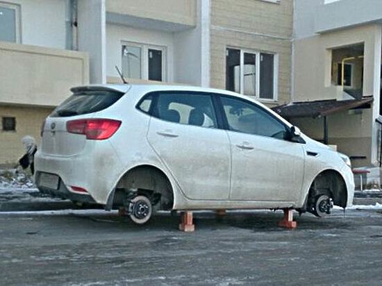 В Ростове в микрорайоне Суворовском украли колеса с «Киа»