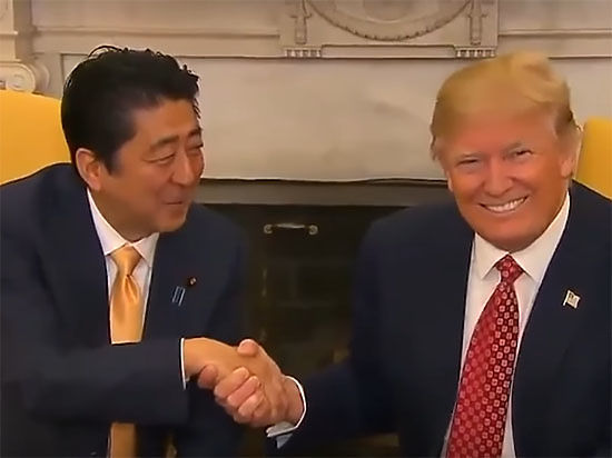 Абэ картинно закатил глаза и вздохнул с облегчением после того, как Трамп 19 секунд невозмутимо сжимал его руку