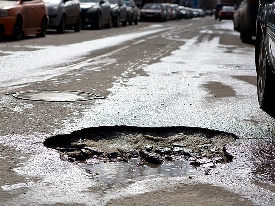 Объезжая яму, водитель в Оренбурге столкнулся с автомобилем, ехавшим по встречной