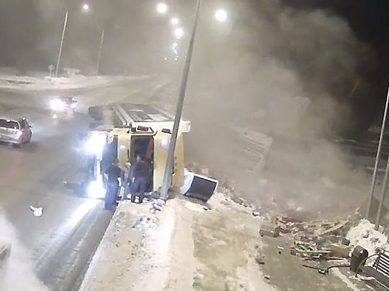 На въезде в Новокузнецк разбился многотонный грузовик