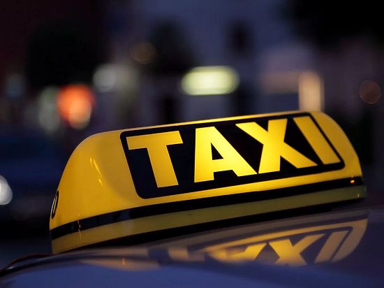 Водитель такси украл у своего нетрезвого клиента 35 тысяч рублей 